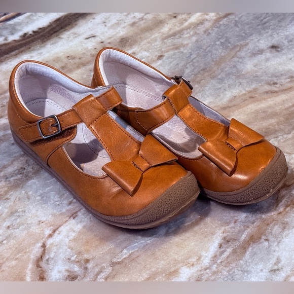 Girls L’AMOUR Emma Bow T-Strap Mary Jane- Camel brown. Size 1 - Picture 2 of 7
